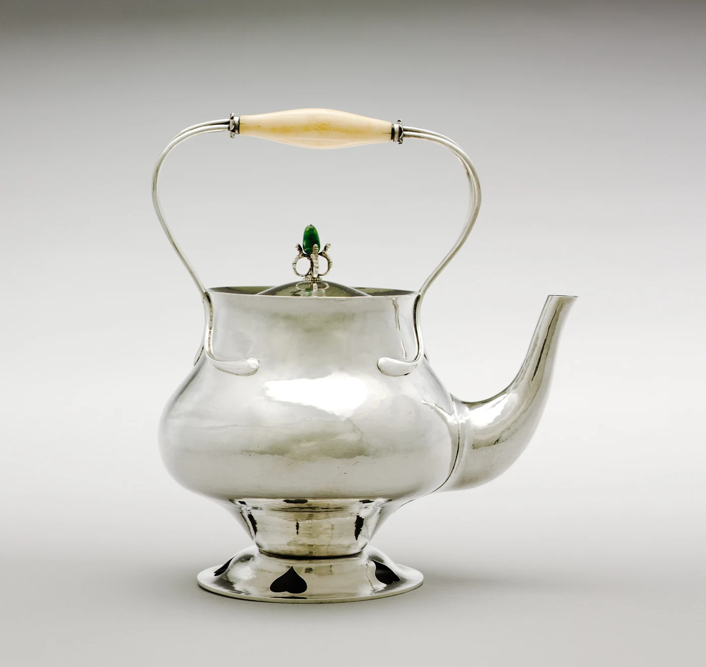 チャールズ・ロバート・アシュビー作「Kettle」