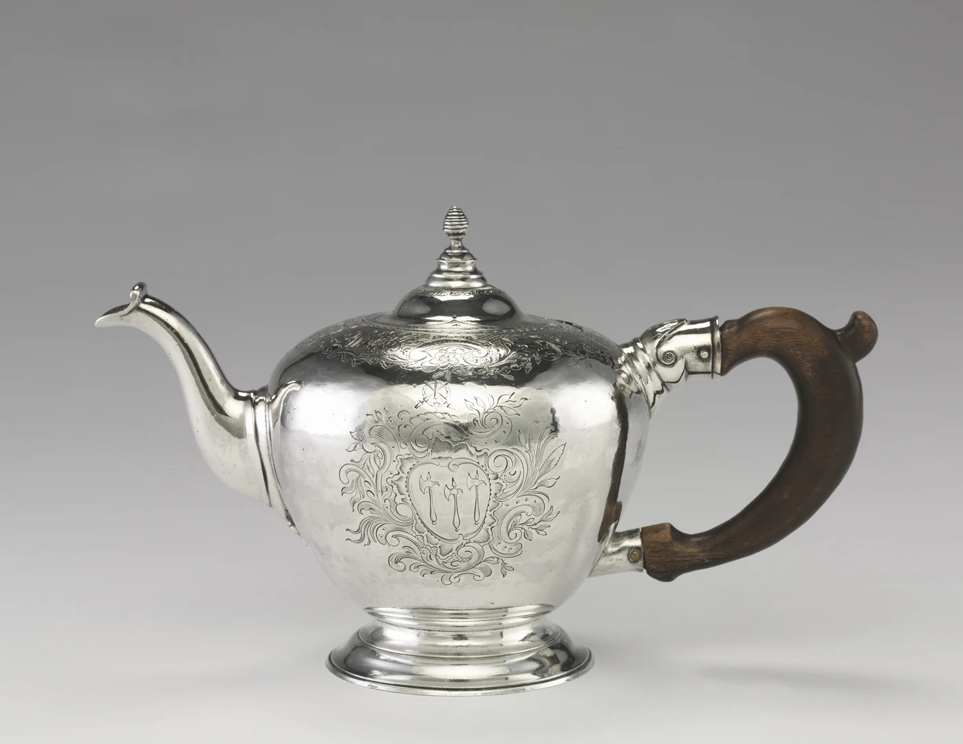 ナサニエル・ハード作、銀と木の「Teapot」