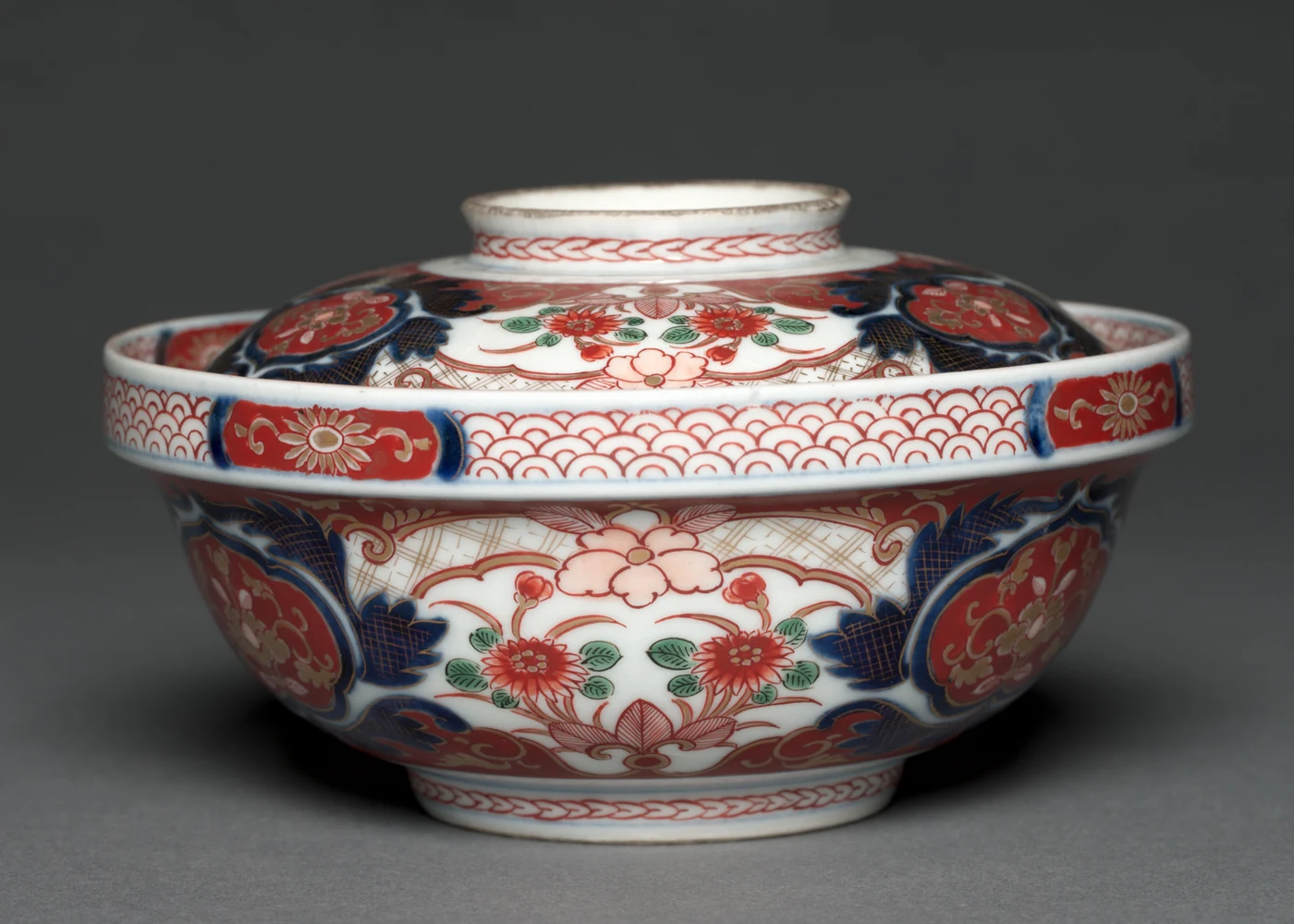 有田タイプの蓋付き鉢「Covered Bowl」