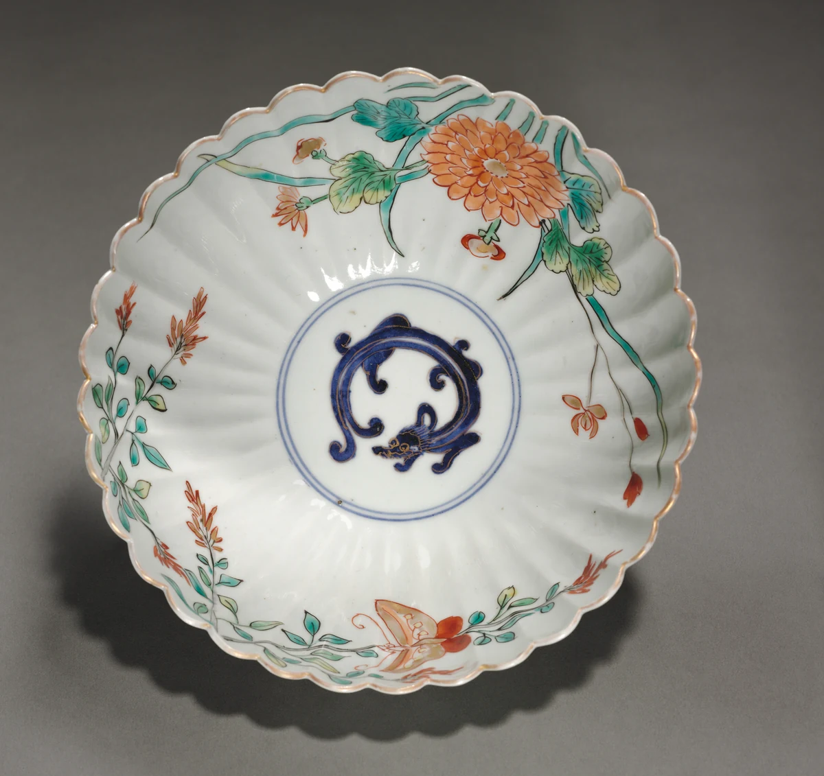 柿右衛門様式の鉢「Fluted Bowl with Dragon, Butterfly, and Flowers」