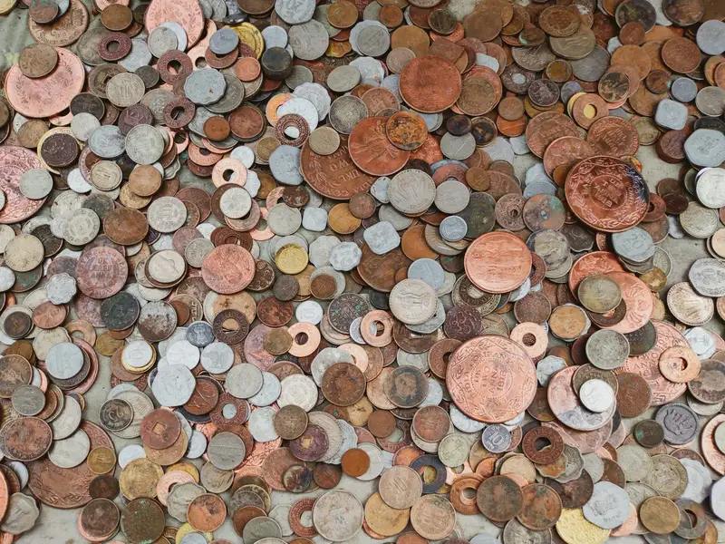 銅や銀色の古い硬貨がたくさん重なった様子