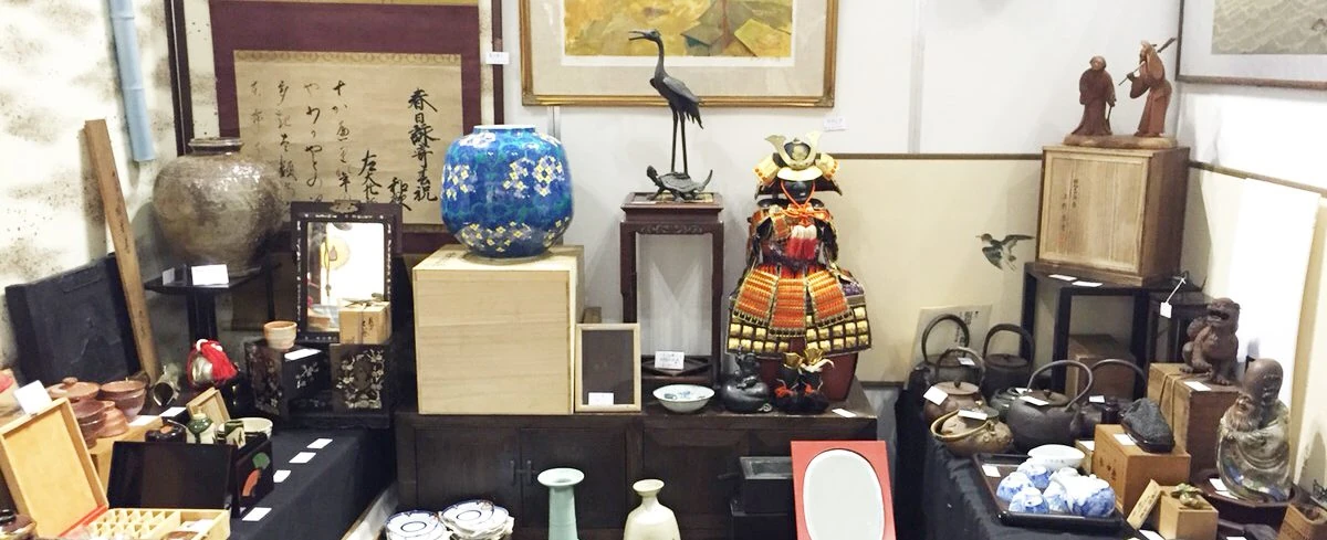 古美術丸尾の店頭